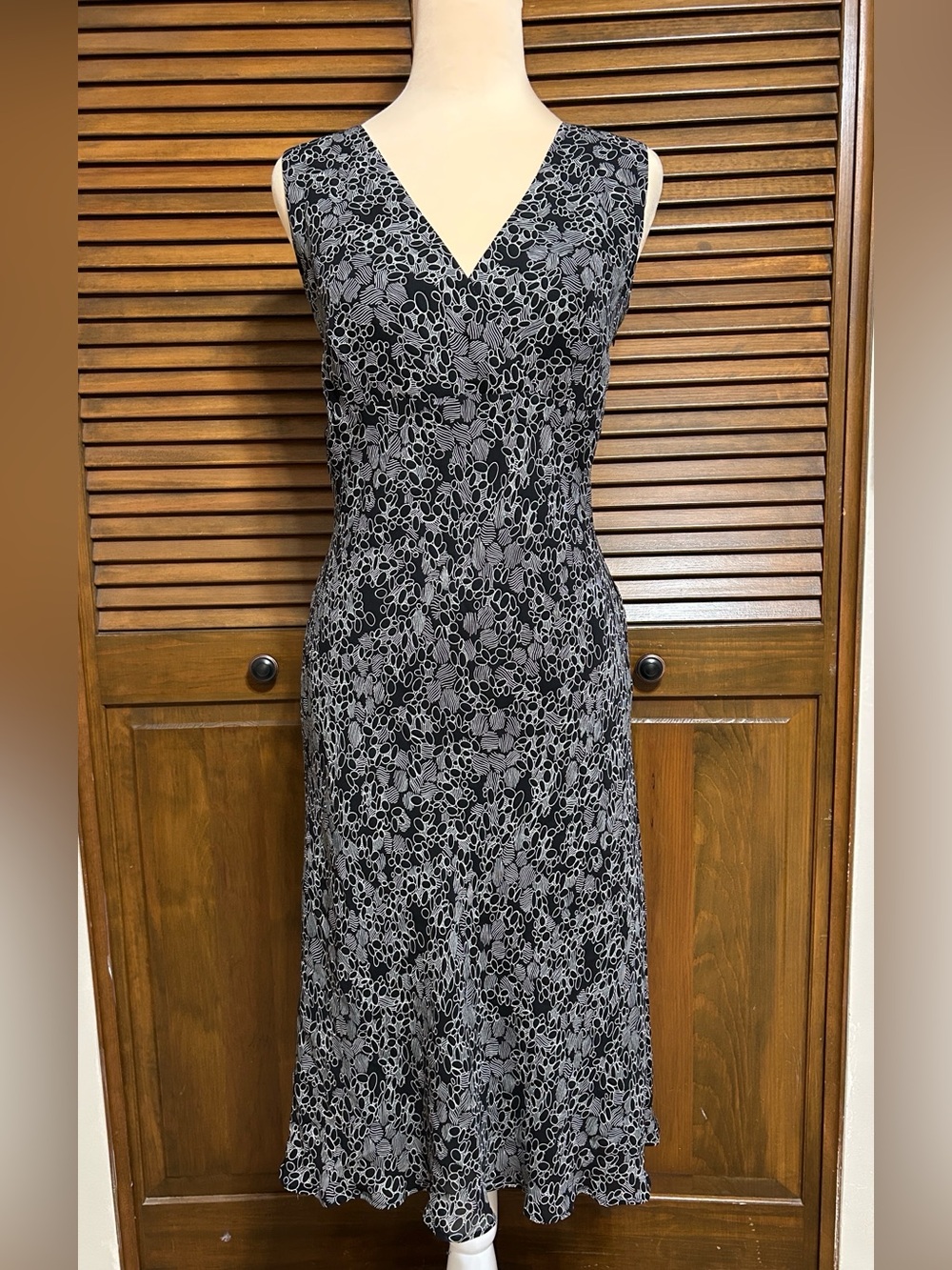 Petite Sophisticate Black & Off-White Floral V-Neck Cocktail Dress Size 8